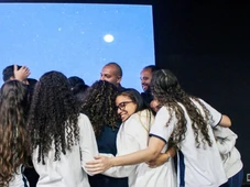 Imagem - Estudante volta às aulas após perder a irmã e recebe homenagem emocionante dos colegas: 'Você não está sozinho'