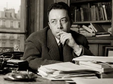 Imagem - Frase do dia do Existencialismo: 'No meio do inverno, aprendi finalmente que havia em mim um verão invencível' - a reflexão de Albert Camus sobre sofrimento e resistência