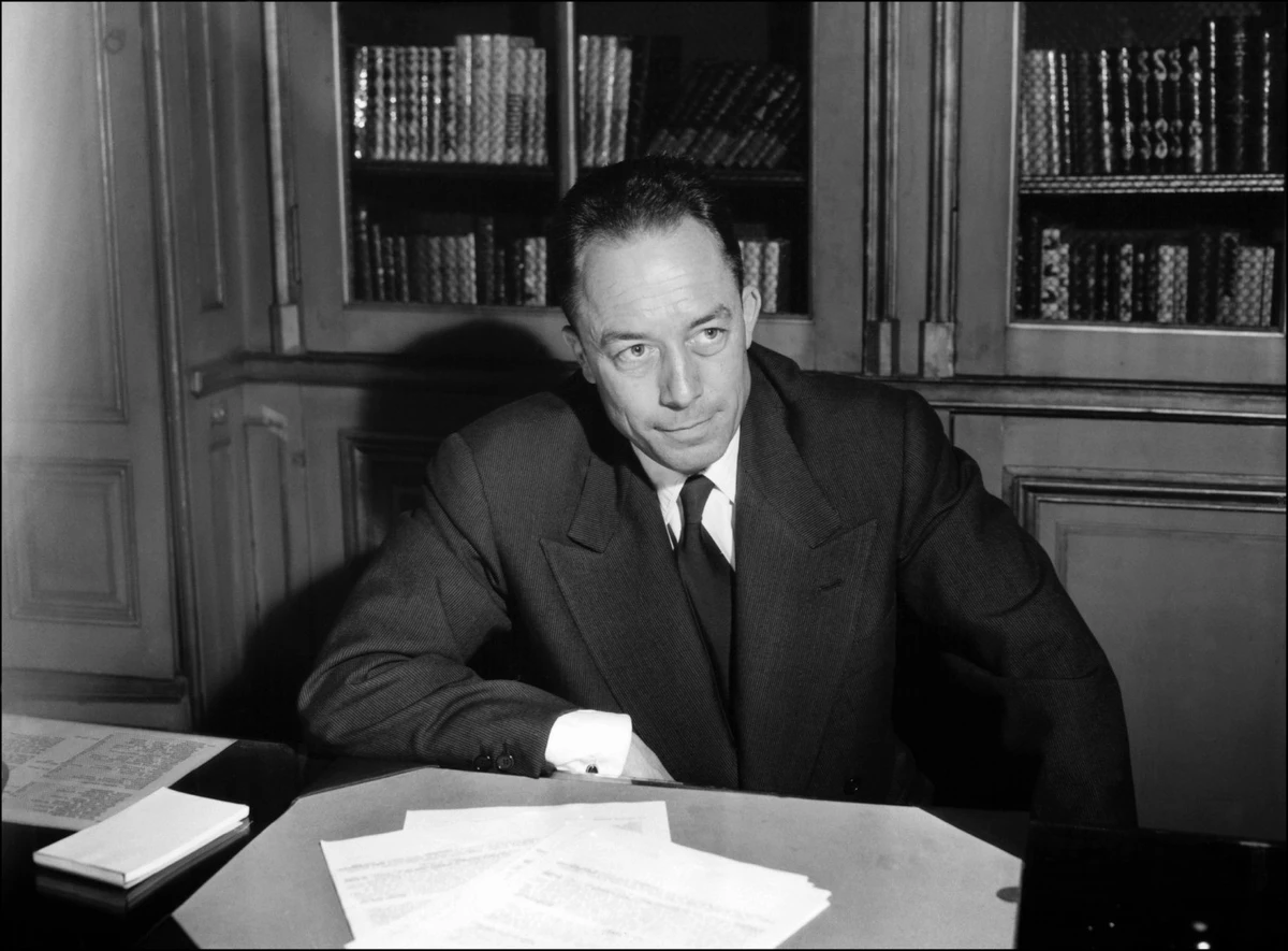 Camus ganhou o Prêmio Nobel de Literatura aos 44 anos, tornando-se um dos vencedores mais jovens da história. por Reprodução