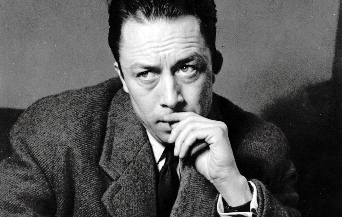 Embora seja frequentemente associado ao existencialismo, Camus rejeitava o rótulo de filósofo existencialista. por Reprodução
