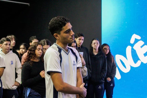 Estudante volta às aulas após perder a irmã e recebe homenagem emocionante dos colegas por Anna Clara Ferreira/Divulgação