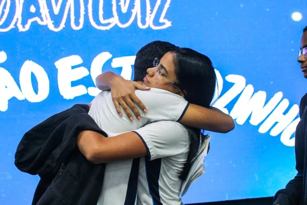 Estudante volta às aulas após perder a irmã e recebe homenagem emocionante dos colegas por Anna Clara Ferreira/Divulgação