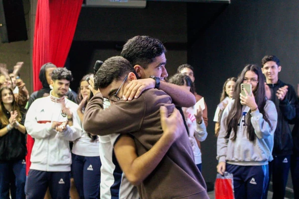 Estudante volta às aulas após perder a irmã e recebe homenagem emocionante dos colegas por Anna Clara Ferreira/Divulgação