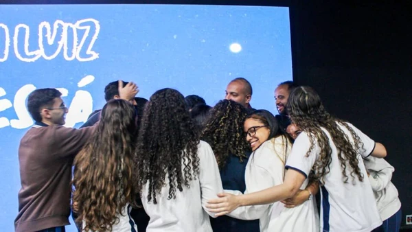 Estudante volta às aulas após perder a irmã e recebe homenagem emocionante dos colegas