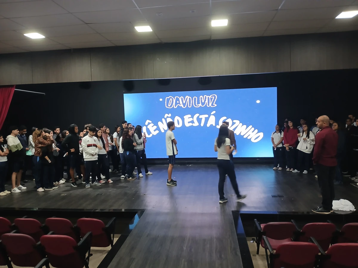Estudante volta às aulas após perder a irmã e recebe homenagem emocionante dos colegas por Anna Clara Ferreira/Divulgação