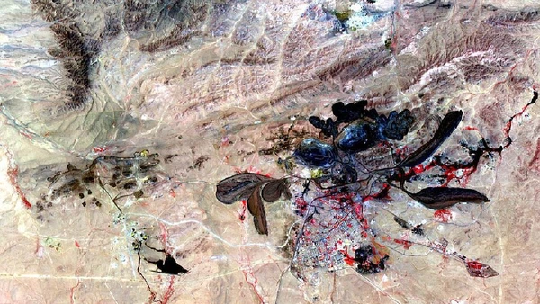 2006: Satélites registram a escala da mina de Bayan Obo e das áreas de rejeitos próximas a Baotou por NASA/GSFC/METI/ERSDAC/JAROS & U.S. / Japan ASTER Science Team