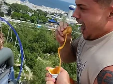 Imagem - Youtuber esconde nuggets na cueca para comer em montanha-russa e é banido de parque famoso para sempre