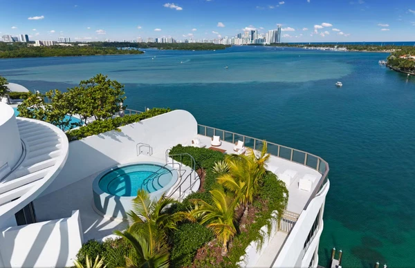Cobertura de Ronaldo Fenômeno em Miami por Reprodução/@vivihomesorlando