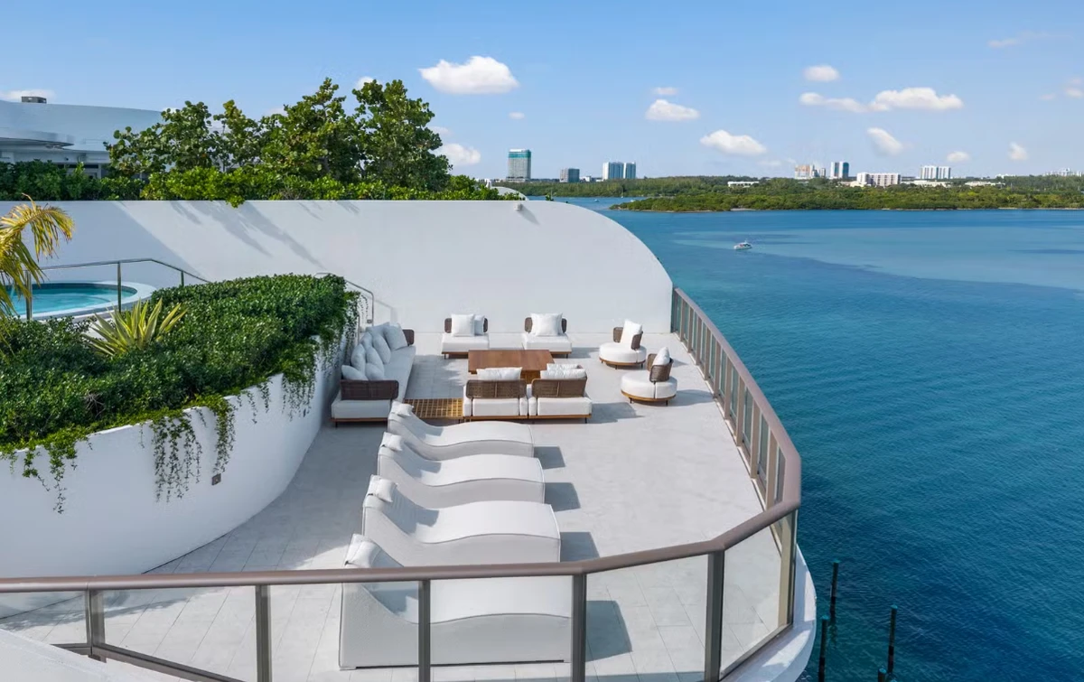 Cobertura de Ronaldo Fenômeno em Miami por Reprodução/@vivihomesorlando