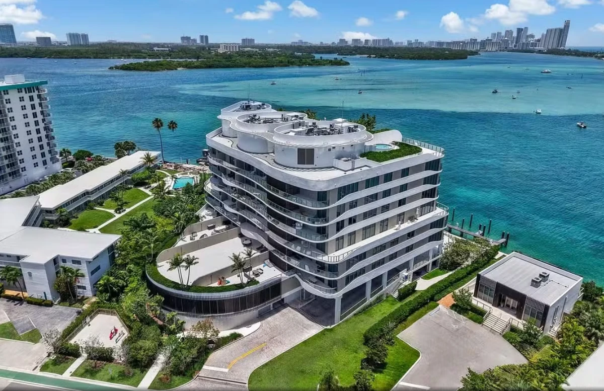 Cobertura de Ronaldo Fenômeno em Miami por Reprodução/@vivihomesorlando