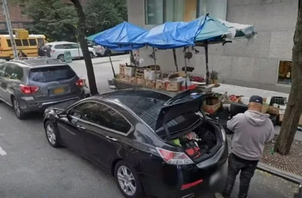 Comerciante de rua que teria vendido a banana para substituir a fruta roubada de museu em Metz  por Reprodução/Google