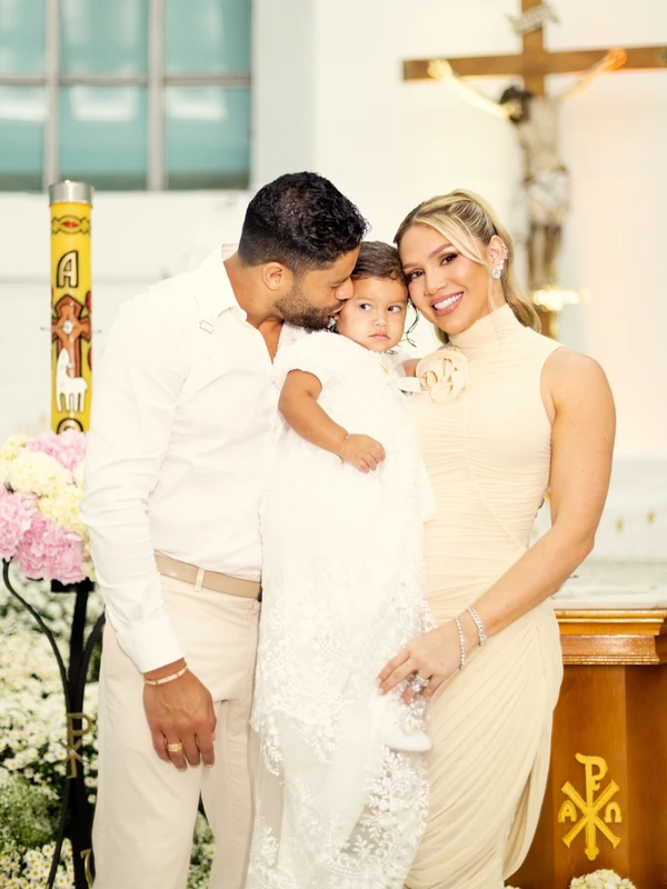 Hulk e a esposa, Camila, batizaram a filha do casal por Reprodução/Instagram @hulkparaiba @dra.camilasousa_ @dnfotos 
