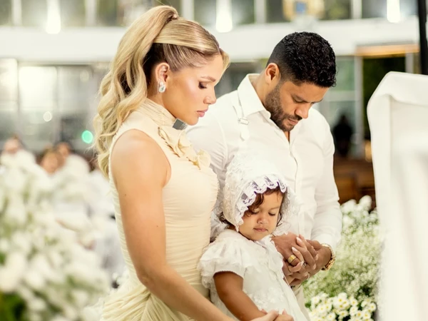 Hulk e a esposa, Camila, batizaram a filha do casal