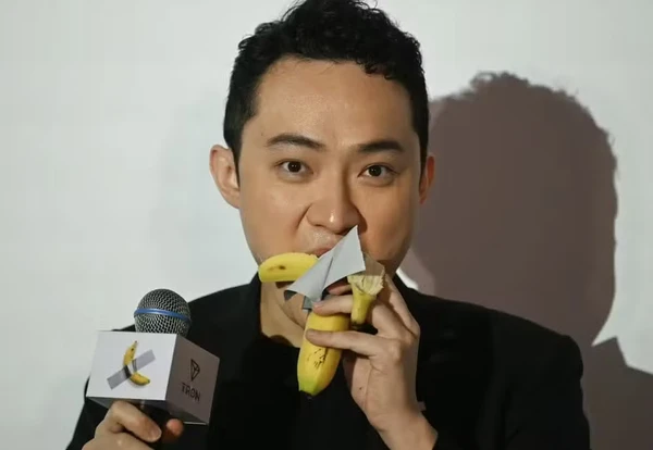 Justin Sun come a banana de famosa obra de arte após pagar uma fortuna por ela por Reprodução/AFP