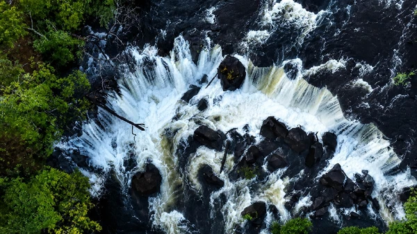 O local alimenta nascentes ligadas a alguns dos rios mais importantes da áfrica central: Congo, Okavango, Zambeze e Cuanza
