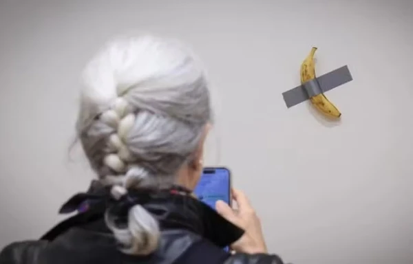 Obra com banana e fita adesiva, do italiano Cattelan, exposta em museu de Metz (França) por Reprodução/AFP