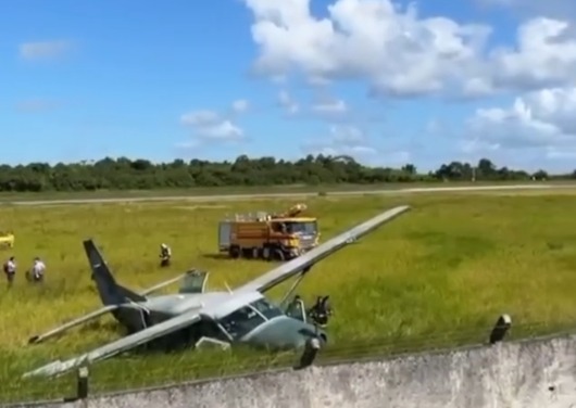 Oito voos são cancelados após avião da FAB sair da pista durante pouso em aeroporto na Bahia por Reprodução/ Redes sociais