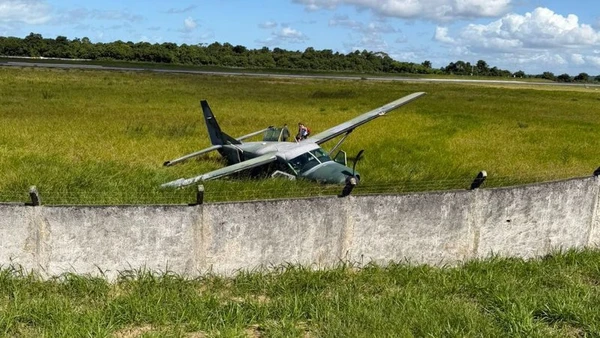 Oito voos são cancelados após avião da FAB sair da pista durante pouso em aeroporto na Bahia por Reprodução/ Redes sociais