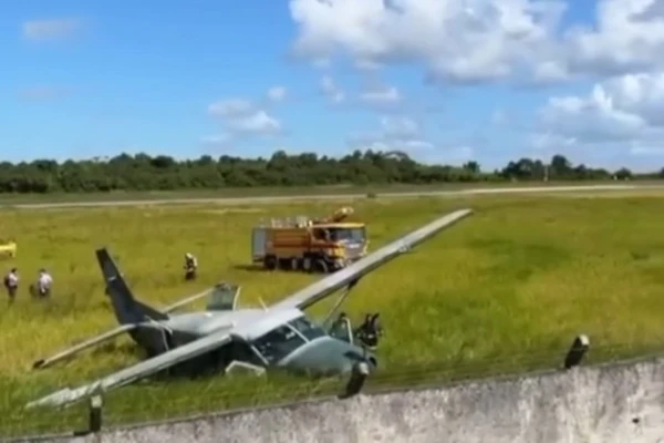 Oito voos são cancelados após avião da FAB sair da pista durante pouso em aeroporto na Bahia