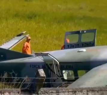 Oito voos são cancelados após avião da FAB sair da pista durante pouso em aeroporto na Bahia por Reprodução/ Redes sociais