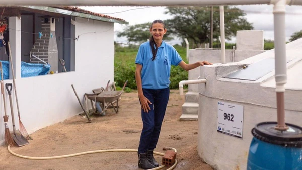 O programa prioriza lares chefiados por mulheres e comunidades tradicionais, reduzindo o tempo gasto na busca por água e abrindo espaço para a geração de renda no campo. Lyon Santos/MDS por Lyon Santos/MDS