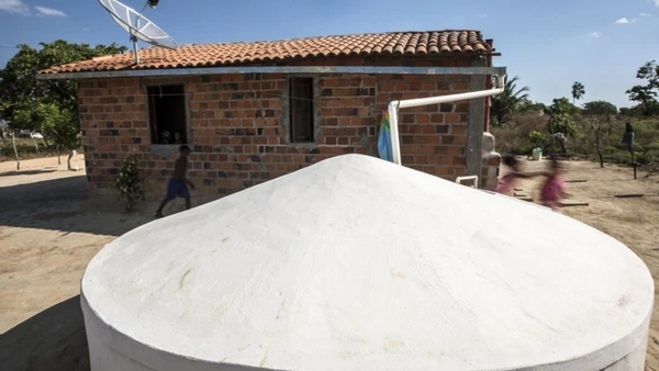 Movimento na economia: a construção dos reservatórios gera emprego direto para pedreiros das próprias comunidades e movimenta o comércio local de materiais. Reprodução/MDS por Lyon Santos/MDS