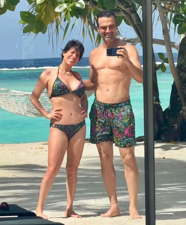 Tadeu Schmidt e a esposa por Reprodução