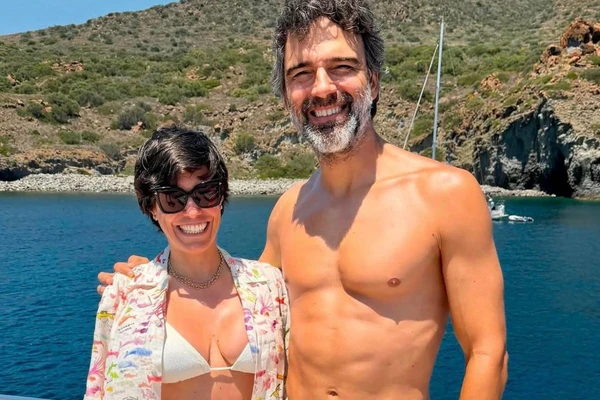 Tadeu Schmidt faz viagem com a esposa e posta fotos de looks combinando