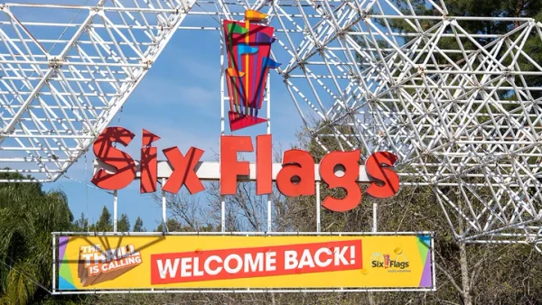 Youtuber é banido de parque famoso Six Flags após fazer desafio com nuggets em brinquedo por Reprodução/Valerie Macon/AFP