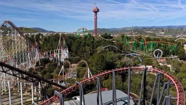 Youtuber é banido de parque famoso Six Flags após fazer desafio com nuggets em brinquedo por Reprodução/Justin Sullivan/Getty Images 