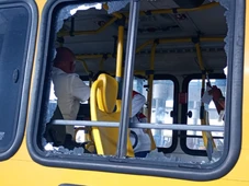 Imagem - Motorista é atingido na cabeça após ataque a ônibus com membros de torcida organizada do Vitória