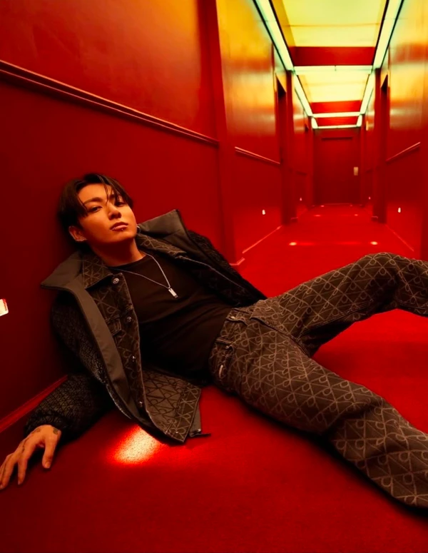 Jung Kook, do BTS, para a Calvin Klein, produzido por Kim Venchy por Reprodução