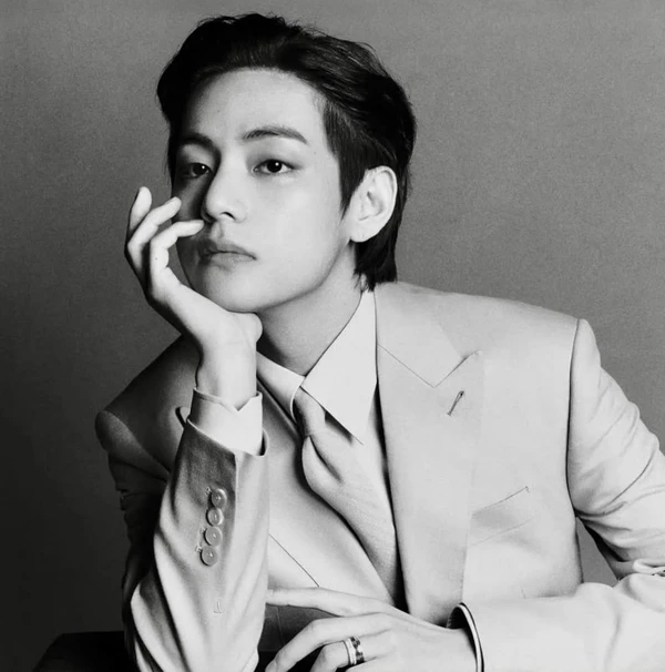 V, do BTS, produzido por Kim Venchy por Reprodução