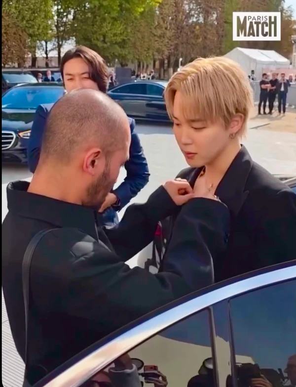 Stylist e diretor de moda Kim Venchy com  Jimin, do BTS, no desfile da Dior, em Paris por Reprodução