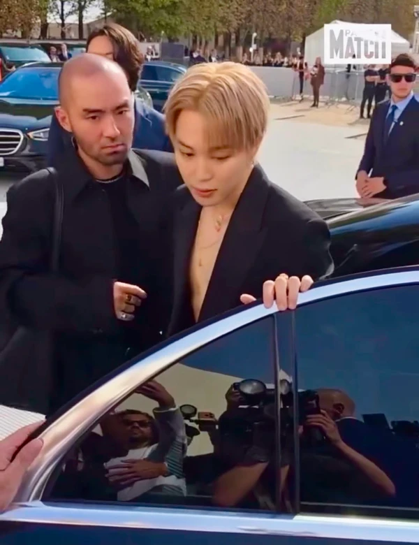 Stylist e diretor de moda Kim Venchy com  Jimin, do BTS, no desfile da Dior, em Paris por Reprodução