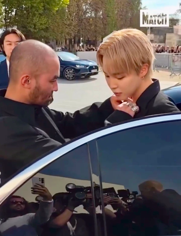 Stylist e diretor de moda Kim Venchy com  Jimin, do BTS, no desfile da Dior, em Paris por Reprodução