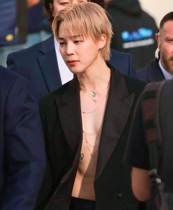 Jimin, do BTS, no desfile da Dior, em Paris, produzido por Kim Venchy por Reprodução