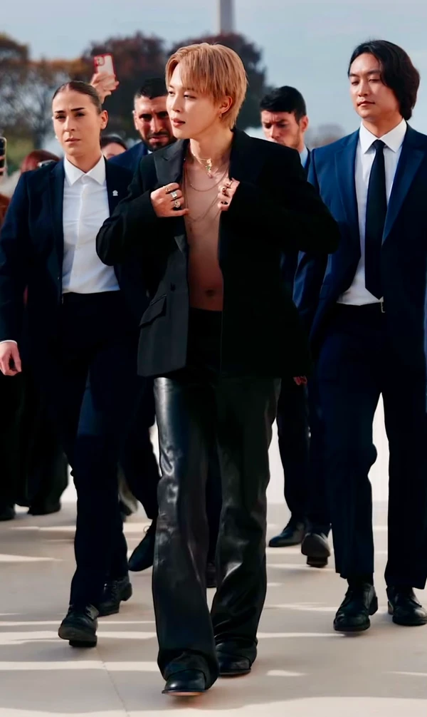 Jimin, do BTS, no desfile da Dior, em Paris, produzido por Kim Venchy por Reprodução