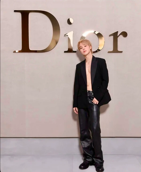 Jimin, do BTS, no desfile da Dior, em Paris, produzido por Kim Venchy por Reprodução