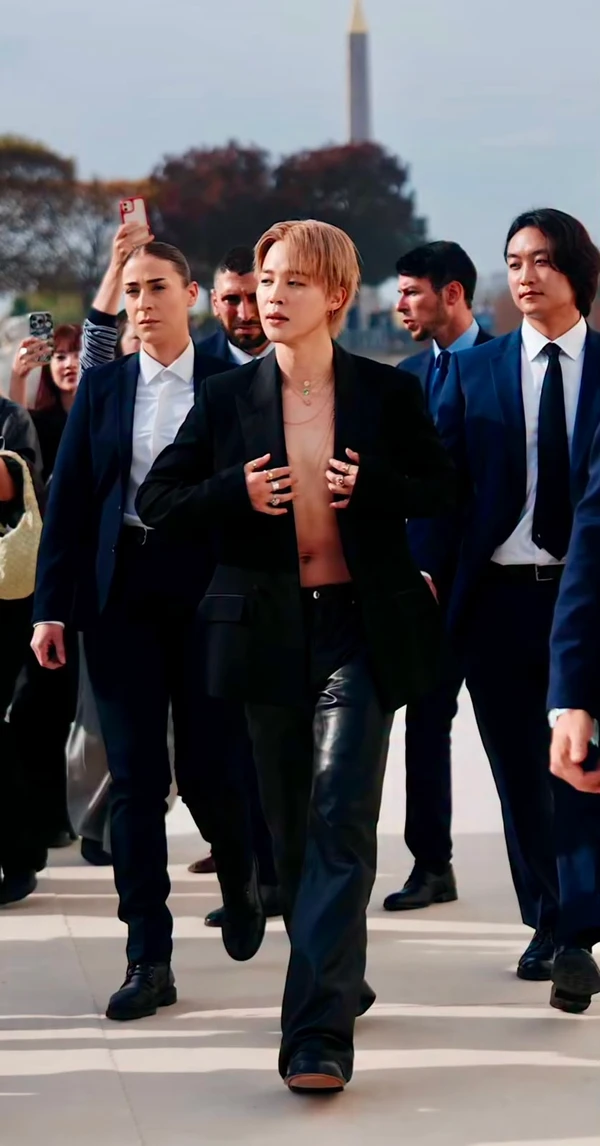 Jimin, do BTS, no desfile da Dior, em Paris, produzido por Kim Venchy por Reprodução