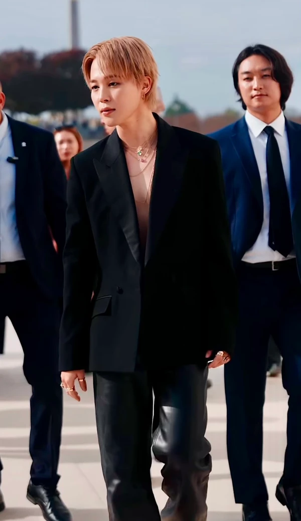 Jimin, do BTS, no desfile da Dior, em Paris, produzido por Kim Venchy por Reprodução