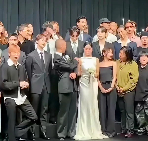 Membros do BTS no casamento de Kim Venchy por Reprodução