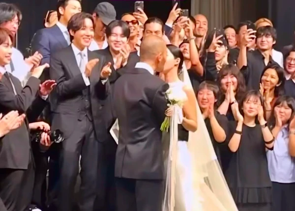 Membros do BTS no casamento de Kim Venchy por Reprodução