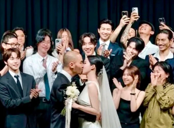 Membros do BTS no casamento de Kim Venchy por Reprodução