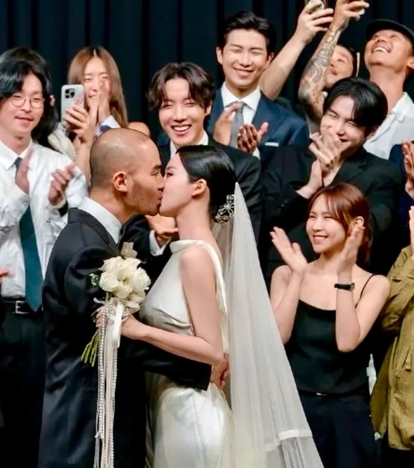 Membros do BTS no casamento de Kim Venchy por Reprodução