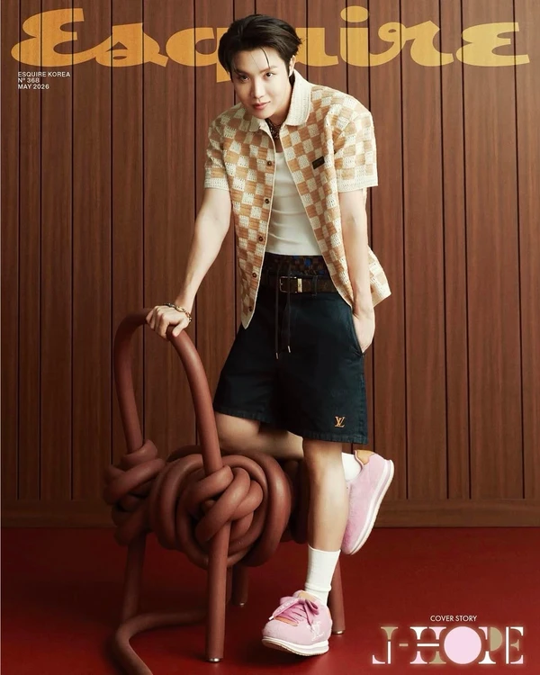 J-hope, do BTS, pra a Esquire, produzido por Kim Venchy por Reprodução