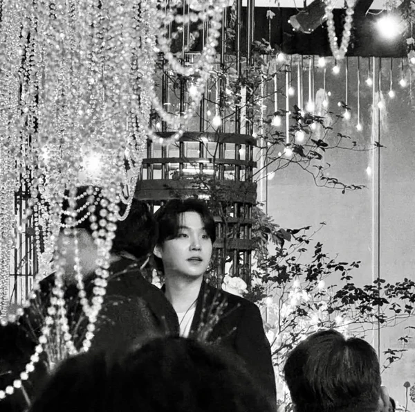 Suga, do BTS, no casamento de KIm Venchy por Reprodução