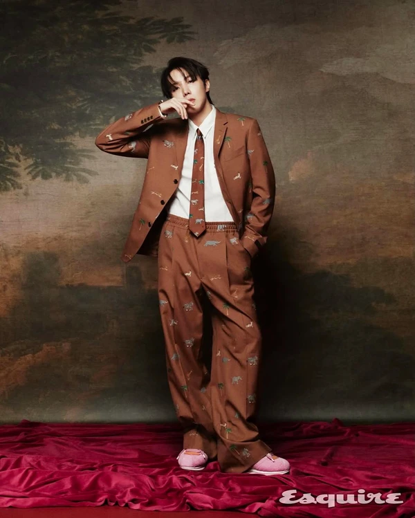 J-hope, do BTS, pra a Esquire, produzido por Kim Venchy por Reprodução
