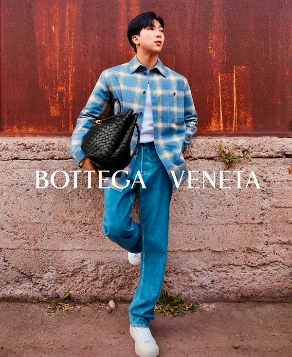 RM, do BTS, para Bottega Venta, produzido por Kim Venchy por Reprodução