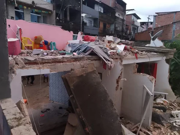 Casa destruída após desabamento por Reprodução e Divulgação